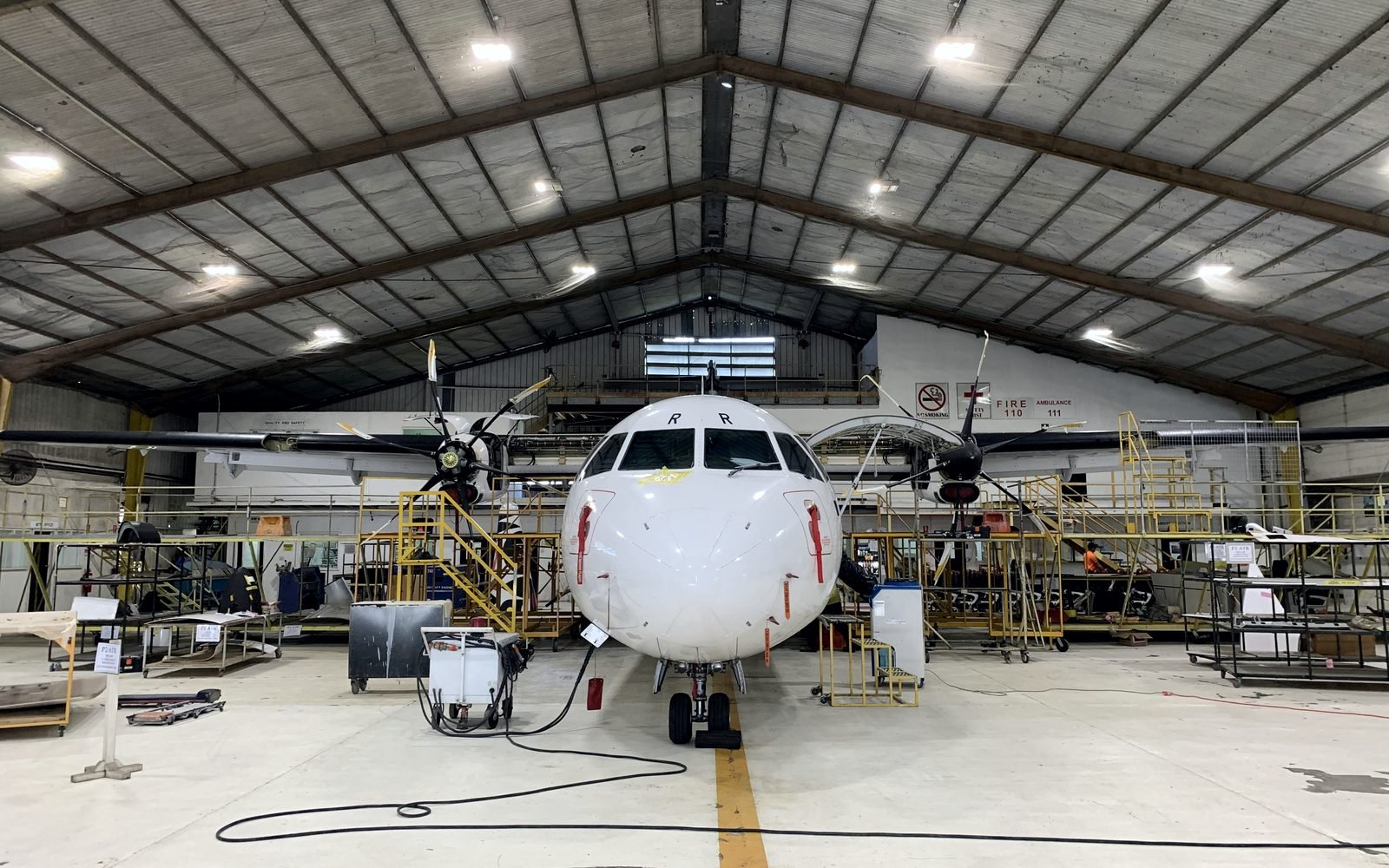 Tàu bay cánh quạt trong hangar đang được kiểm tra bảo dưỡng