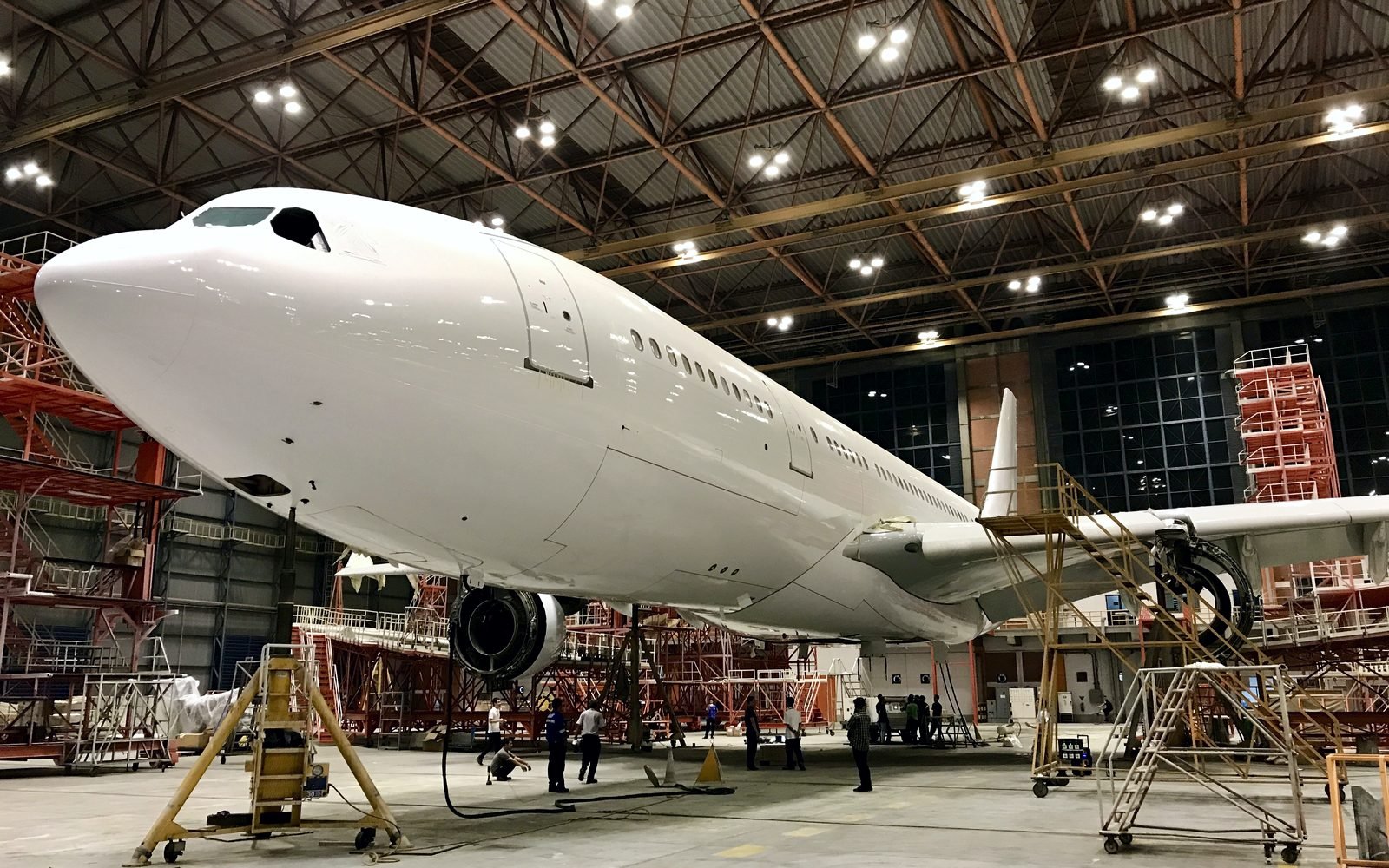 Tàu bay thân rộng trong hangar trong quá trình chuyển giao